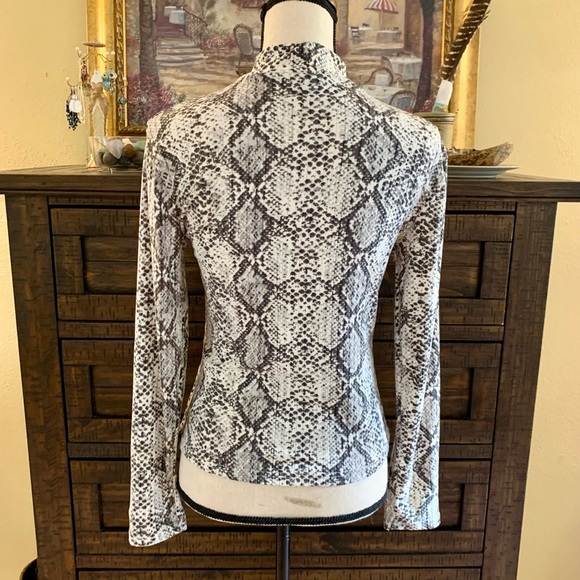Faded Rose keyhole snake print top. - Picture 4 of 5